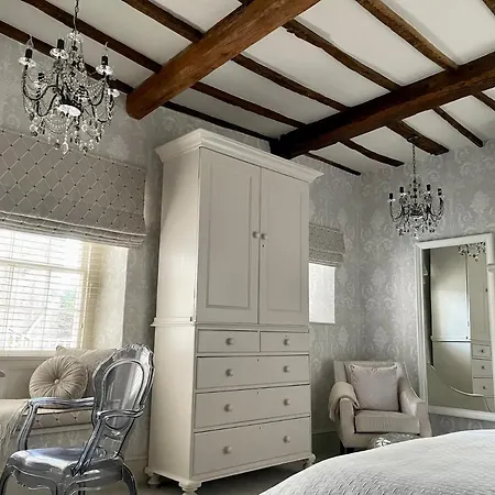 Bed & Breakfast Old Daltongate House 3*