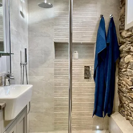 Bed & Breakfast Old Daltongate House 3*